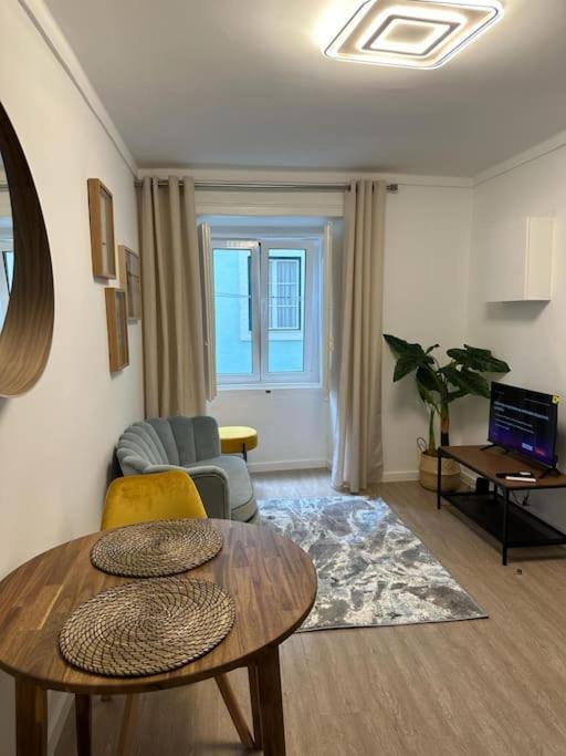 Stylish Renovated Apartment In Chiado 리스본 외부 사진
