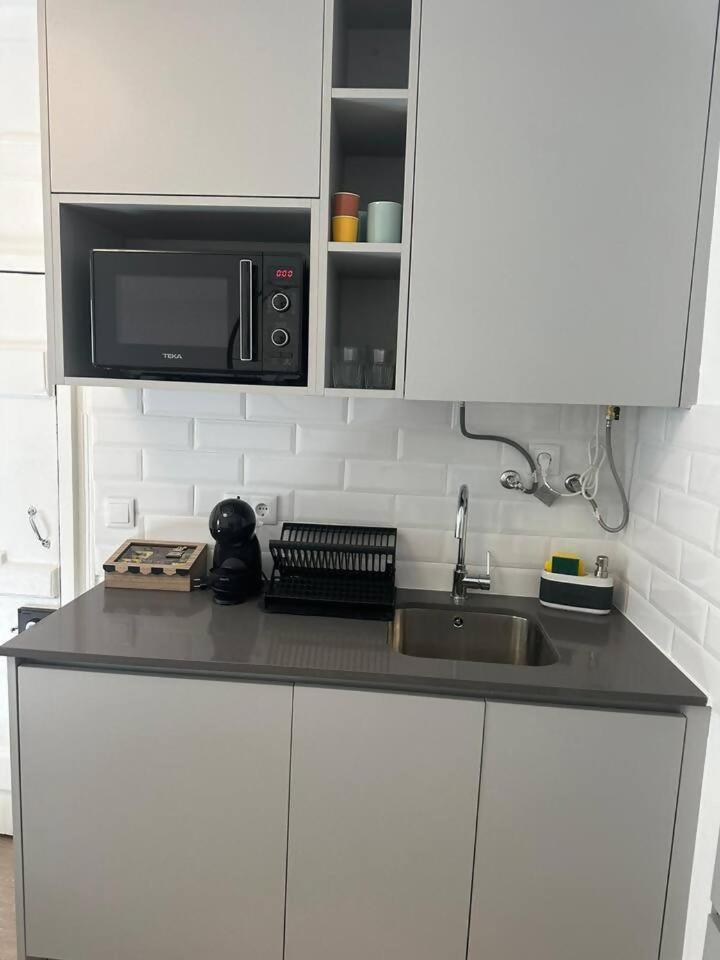 Stylish Renovated Apartment In Chiado 리스본 외부 사진