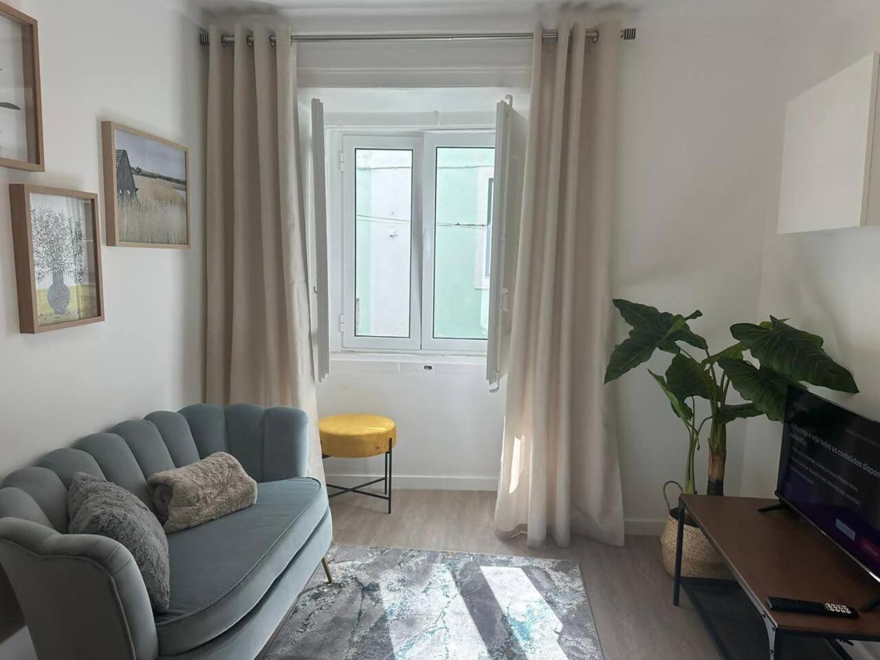 Stylish Renovated Apartment In Chiado 리스본 외부 사진